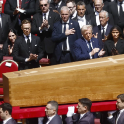 تصوير جوي يكشف عن ثلاثة انفجارات في مواقع متفرقة داخل ميناء بندر عباس الإيراني و الكشف عن آخر حصيلة لعدد القتلى والمصابين