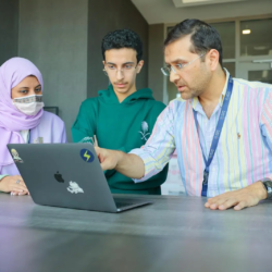 الأمير عبدالعزيز بن سعود يرعى حفل تخريج 1935 طالبًا من كلية الملك فهد الأمنية