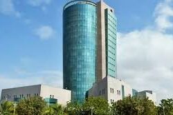 رئيس جامعة جازان يستعرض تطورات الشراكة الأكاديمية مع الرئيس التنفيذي لشركة ادفوي العالمية