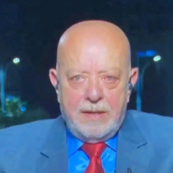 وسط هتافات “حيو السعودية”.. شاهد: رفع علم المملكة في ساحات حمص احتفالاً بإعلان “ترامب” رفع العقوبات عن سوريا بطلب من ولي العهد