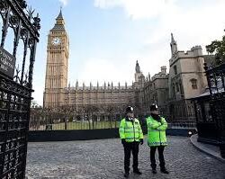 “التجارة” تٌشهر بــ”صالح عيظه حسين الدوشان” و”عبدالرحمن سيف محمد الحاج” لارتكابهما جريمة التستر في العطور