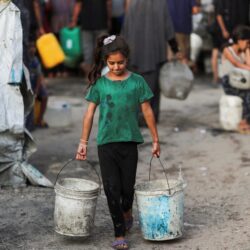 سمو ولي العهد يستقبل في قصر نيوم رئيس جمهورية مصر