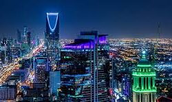 أمواج عاتية تضرب المتوسط.. مصر تغلق شواطئ الإسكندرية ومطروح