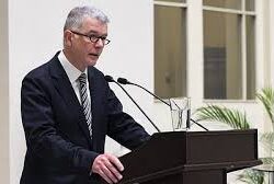 فرنسا تمنع رفع الأعلام الفلسطينية على المباني العامة قبل يوم الاثنين المقبل