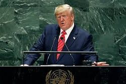 رفع علم فلسطين فوق مبنى سفارتها في لندن بحضور وزير الدولة البريطاني والسفراء