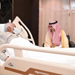 أمير جازان يزور الأديب إبراهيم مفتاح بالمستشفى ويطمئن على صحته