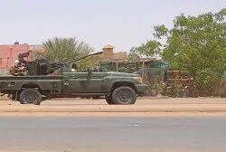 أمير جازان يستقبل الفائز بالمركز الأول في مهرجان الأفلام السينمائية الطلابية