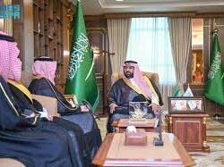 أمير جازان يكرّم الطالبة لانا أبوطالب لتحقيقها الميدالية الذهبية في معرض سيئول للاختراعات 2025