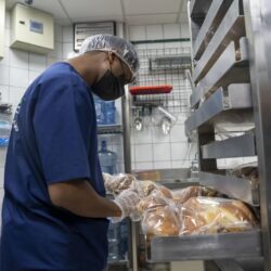 الرئيس التركي يغادر الرياض ونائب أمير المنطقة في مقدمة المودعين