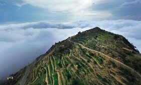 القطاع الجبلي بجازان.. قمم طبيعية ساحرة وإطلالات بانورامية تعكس ثراءً بيئيًا وتنوّعًا جغرافيًا