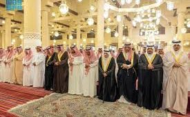 أمير الرياض ونائبه يؤدّيان صلاة الميت على الأمير محمد بن فيصل بن محمد في جامع الإمام تركي