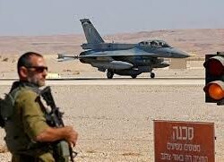 ترامب يعلن تلقي طلب إيراني لوقف إطلاق النار ويهدد بقصفها حتى العصر الحجري