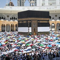 نيابةً عن خادم الحرمين .. نائب أمير منطقة مكة يُسلّم كسوة الكعبة المشرفة لسدنة بيت الله الحرام
