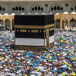 بالورد والبخور.. المسجد الحرام يستقبل حجاج بيت الله