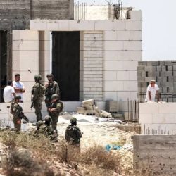 في باريس.. وزير الإعلام يلتقي الوفد الإعلامي المرافق لزيارة ولي العهد إلى فرنسا