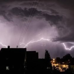إجلاء أكثر من 470 شخصاً جراء حريق غابات يلتهم 80 كيلومتراً في إسبانيا