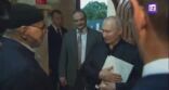 بوتين يحتضن القرآن بعد أن أهدي إليه أثناء زيارته لأحد المساجد في داغستان
