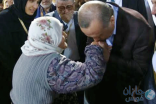 أردوغان يُشعل الخلاف على “تويتر” بتقبيل يد مسنة في المسجد النبوي