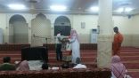 أهالي الشعوف بالشقيق يهدون عمال النظافة هدايا لمواظبتهم على صلاة الفجر في المسجد