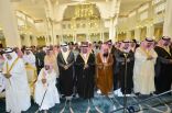 الأمير مقرن يؤدي صلاة الجنازة على الفقيد الخويطر