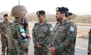 اللواء الركن عوض بن مشوح العنزي يتفقد قوات الأفواج الأمنية بعسير وجازان