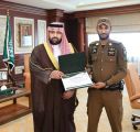 نائب أمير جازان يكرم رجل أمن نظير جهوده بإداء عمله خلال هطول الامطار