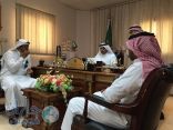 رئيس مركز قوز الجعافرة يناقش مشاريع إزدواج طرق الساحل مع إدارة طرق جازان