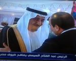 نائب خادم الحرمين يصافح السيسي في حفل تسليم السلطة