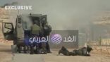 بالفيديو .. هلع جنود “إسرائيل” بعد انفجار قنابل الغاز داخل سيارتهم
