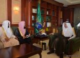 أمير جازان يلتقي أعضاء مجلس إدارة جمعية تحفيظ القرآن بالمنطقة ويطلع على التقرير السنوي .