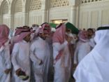 الجموع تشيّع جثمان المُبتعث “القاضي” بالمسجد النبوي .. فجر اليوم‬