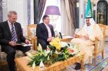 خادم الحرمين يستعرض العلاقات الثنائية مع نائب مستشارة ألمانيا