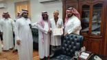 محافظة العارضة نايف بن لبده يكرم طبيب بمستشفى العارضة