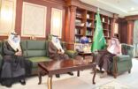 أمير جازان يتسلم تقريرا بإنجازات جامعة المنطقة خلال مراحل سير القبول وعمل مراكز اللقاحات