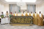 نيابةً عن خادم الحرمين .. نائب أمير منطقة مكة يُسلّم كسوة الكعبة المشرفة لسدنة بيت الله الحرام