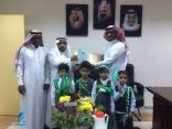 اطفال روضة الحسيني يقدمون هدية لمدير التعليم بمناسبة اليوم الوطني