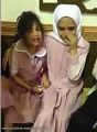 بالفيديو .. معلمة كويتية تسخر من دموع طالبة صغيرة وتشتمها