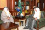 أمير جازان يلتقي مدير جامعتها ويؤكد على السعي للوصول إلى أفضل المستويات