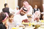 نائب أمير جازان يشارك أبناء شهداء الواجب الإفطار الجماعي