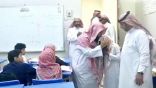 شاهد.. طالب يتيم بجازان يجهش بالبكاء أثناء درس عن “فضل الأم”
