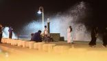 منع السباحة بشواطئ جازان عقب ارتفاع الأمواج فجراً