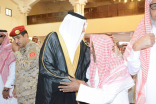 بالصور.. محافظ صامطة ينقل تعازي القيادة لذوي الشهيد العريف حمدي