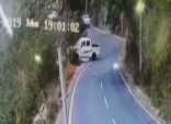 بالفيديو .. انقلاب سيارة من قمة جبل بـ “فيفا”