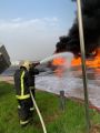 الدرب .. حريق ناقلة وقود يُغلق الطريق الدولي والدفاع المدني يسيطر
