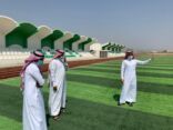 “رئيس بلدية القفل” يتفقد مشروع ملعب كرة القدم
