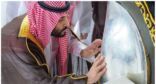 نيابة عن خادم الحرمين الشريفين.. سمو ولي العهد يتشرف بغسل الكعبة المشرفة