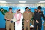 مدير شرطة منطقة جازان يكرم مواطناً لقاء جهوده