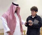 أمير جازان يوجّه بشراء هاتف جديد لطفل لاحظ كسر جواله بعد التقاط صورة تذكارية معه