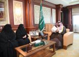 نائب أمير جازان يستقبل رئيسة وعضوات جميعة الملك فهد الخيرية النسائية بالمنطقة.