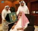 مفتي عام المملكة يتلقى درعاً تذكارياً من قيادة قوة جازان